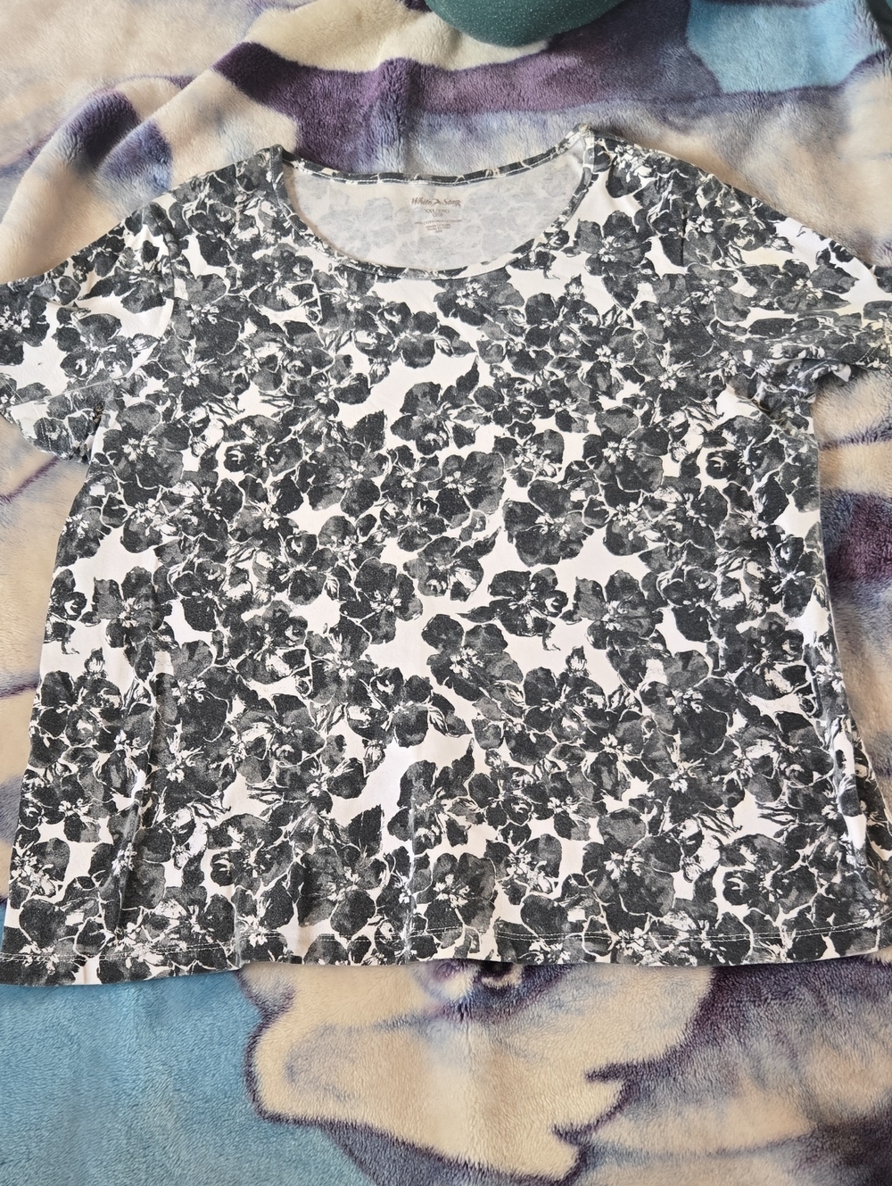 3/$20 Women's Black & White Floral Scoop Neck Top